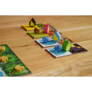 KINGDOMINO ORIGINSEN FAMILLE Dans Kingdomino Origins, tentez de dév...